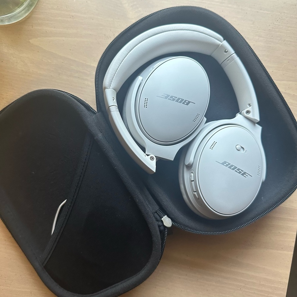 Bose Silver Wireless Headphones with Case